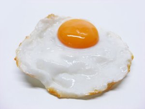 Valokuvassa paistettu kananmuna.