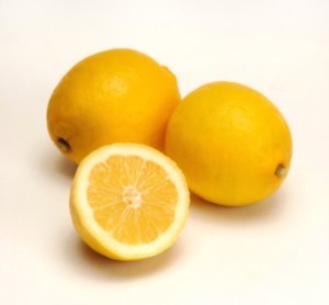 Sitruuna kuuluu harvoihin pH-dieetin sallimiin ruoka-aineisiin.