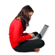 Tyttö kirjoittaa laihdutusblogia kannettavalla tietokoneella.