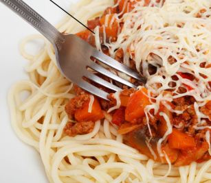 Valokuvassa spaghettia ja haarukka.
